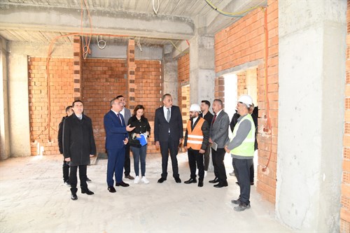 Vali Soytürk Yapımı Devam Eden Okulda İncelemelerde Bulundu