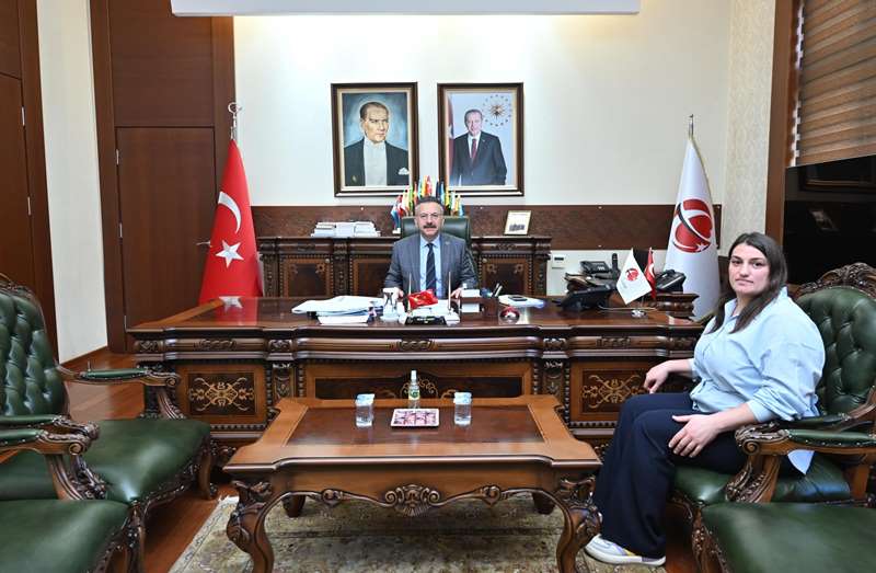 Kıbrıs Gazisi Celal Kırımlı’nın kızı Merve Kırımlı Kaşıkcı Valimiz Sayın Hüseyin Aksoy’u ziyaret etti.