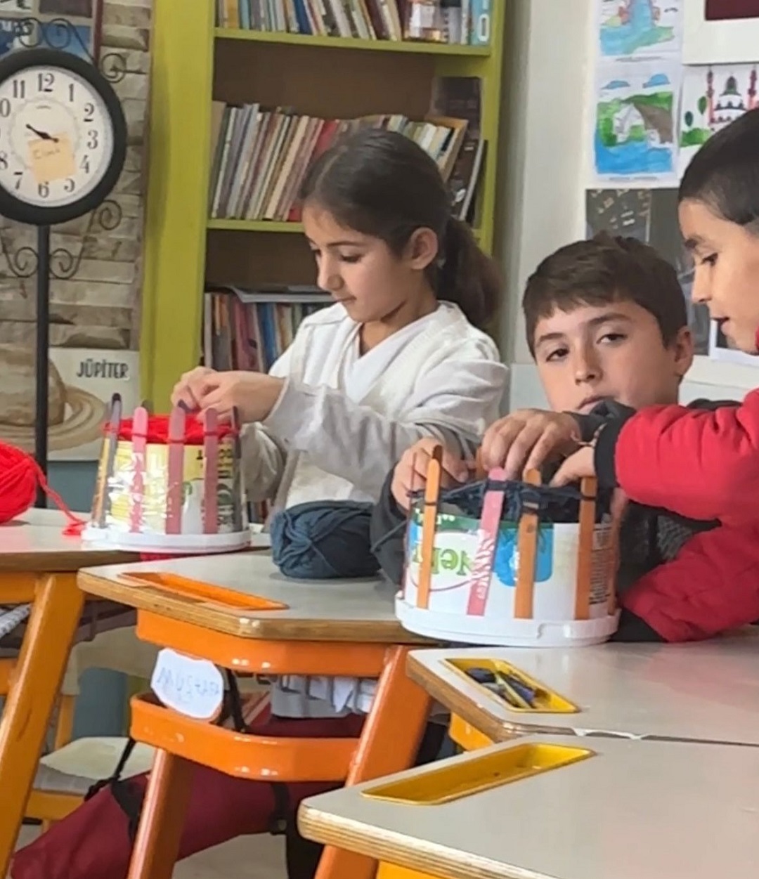 “Her Zaman Yanındayım, Gönül Atkısı Projesi” ile Öğrencilerimiz, Minik Kardeşlerinin Gönüllerine Dokunuyor