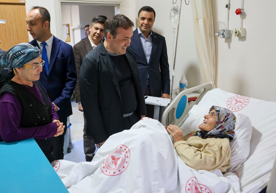 VALİMİZ SAYIN FAİK OKTAY SÖZER, SÖĞÜT DEVLET HASTANESİ’Nİ ZİYARET EDEREK TEDAVİ GÖREN HASTALARLA BİR ARAYA GELDİ, GEÇMİŞ OLSUN DİLEKLERİNİ İLETTİ.
