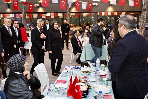 Valimiz Mükerrem Ünlüer ve Eşi Dr. Selma Ünlüer Hanımefendi, İftarını Şehitlerimizin Kıymetli Aileleriyle Yaptı