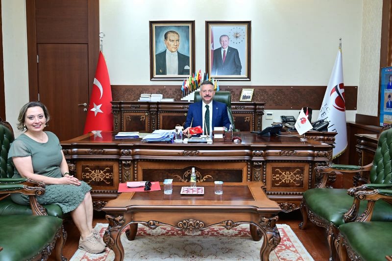 Anadolu Üniversitesi Turizm Fakültesi Öğretim Üyesi Prof. Dr. Semra Günay Valimiz Sayın Hüseyin Aksoy'u ziyaret etti.