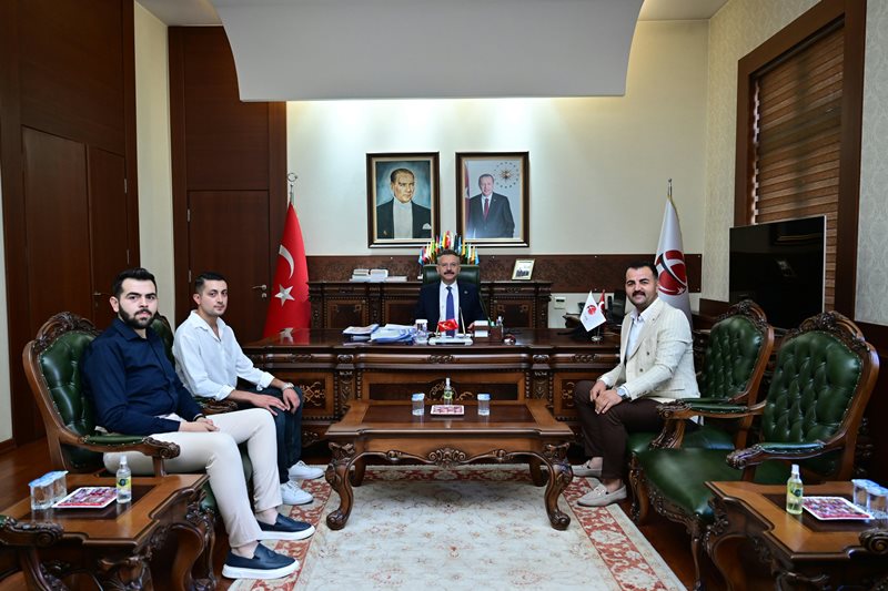Emirdağ Genç Avdanlılar Derneği Başkanı Hakan Özdemir ve beraberindeki yönetim kurulu üyeleri Valimiz Sayın Hüseyin Aksoy’u ziyaret etti.