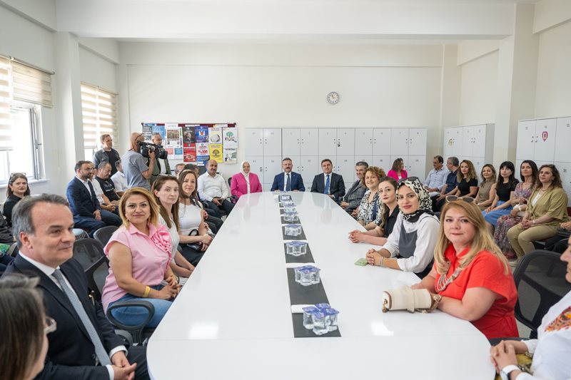 Valimiz Sayın Hüseyin Aksoy, okul açılışı sonrası Süleyman Şah Anadolu Lisesi öğretmenleriyle bir araya geldi.