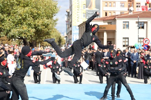 Kastamonu’da Jandarma Komandolar, Cumhuriyet Bayramı Töreninde Dövüş Sanatlarındaki Hünerleriyle Büyük Alkış Topladı
