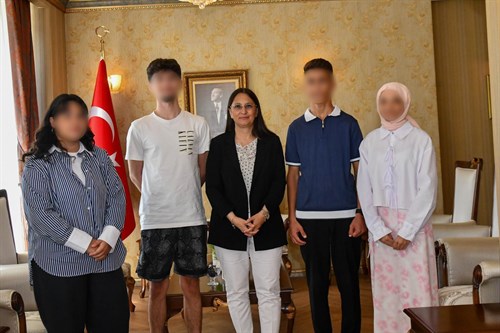 VALİMİZ SAYIN ATİLLA TOROS’UN EŞİ DUDU İREM TOROS HANIMEFENDİ, ÇOCUK EVLERİ’NDE VE KORUYUCU AİLELERİN YANINDA BÜYÜYEN GENÇLERİMİZLE BİR ARAYA GELDİ