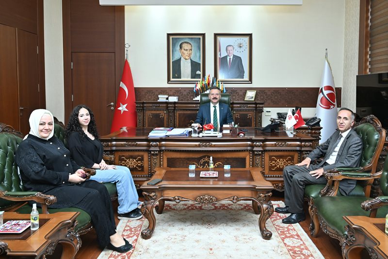 Eskişehir İl Mill Eğitim Müdür Yardımcısı Barış Hancı ve ailesi, Valimiz Sayın Hüseyin Aksoy'u ziyaret etti.