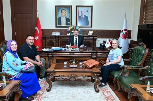 Kocaeli Gebze'den Perihan Likoğlu, oğlu Fatih Likoğlu ve emekli memur Pervin Kılıç, Valimiz Sayın Hüseyin Aksoy'u ziyaret etti.