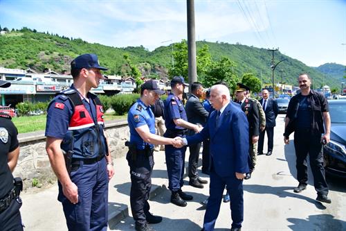 Trabzon Vali Aziz Yıldırım Trafik Uygulama Noktasındaki Personelle Bayramlaştı