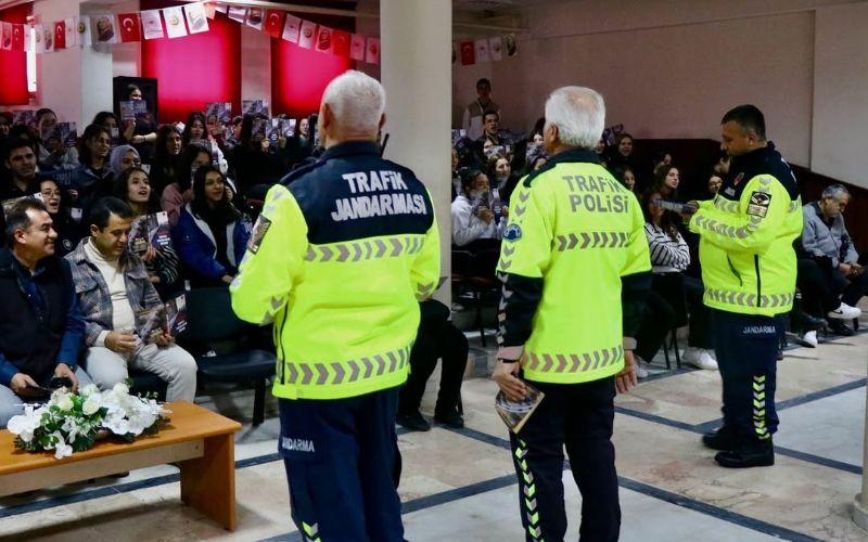 Muğla’da Jandarma Ekiplerinden Öğrencilere "Kaskın Kapalı, Yolun Açık Olsun" Eğitimi Verildi