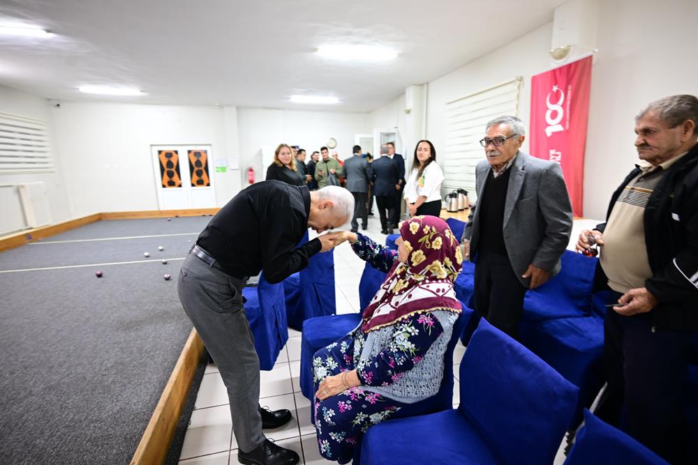 Vali Turan, 1 Ekim Dünya Yaşlılar Günü vesilesiyle huzurevinde kalan büyüklerimizi ziyaret etti.