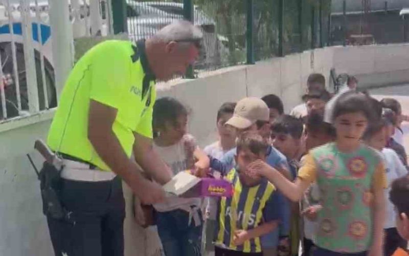Polis Ekiplerinin Okul Önündeki Çikolata Sırası Yürekleri Isıttı