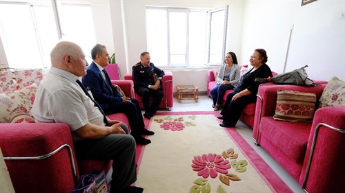 VALİ TÜLAY BAYDAR BİLGİHAN’DAN BABALAR GÜNÜ’NDE ANLAMLI ZİYARET