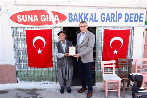 VALİMİZ SAYIN ATİLLA TOROS VE EŞİ DUDU İREM TOROS HANIMEFENDİ,  “GARİP DEDE” OLARAK TANINAN MEHMET SUNA’YI İŞ YERİNDE ZİYARET ETTİ