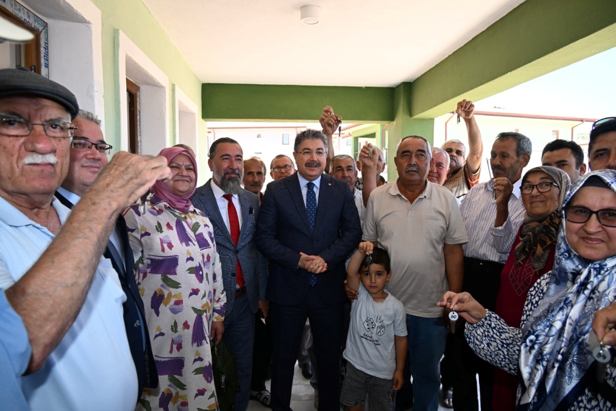Bahçe Köyünde Yapımı Tamamlanan 89 Köy Deprem Konutunun Anahtarları Hak Sahiplerine Teslim Edildi