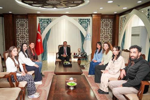 Hakkâri Üniversitesi Eğitim Bilimleri Bölümü Öğretim Üyesi Dr. Arzu Uçar ve Beraberindeki Heyet, Vali Ali Çelik’i Makamında Ziyaret Ettiler