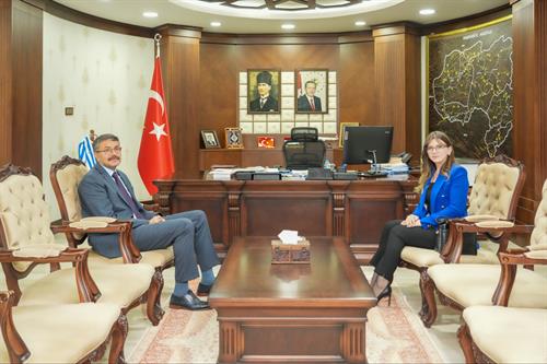 Yüksekova 1. Ağır Ceza Mahkemesi Başkanı Esra Çınar, Vali Ali Çelik’i Makamında Ziyaret Etti