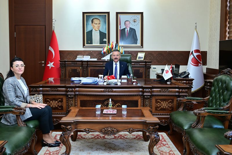 Valimiz Sayın Hüseyin Aksoy, Valiliğimize İl İdare Kurulu Müdürü olarak atanan Fatma Karahan Ayla'yı kabul etti.