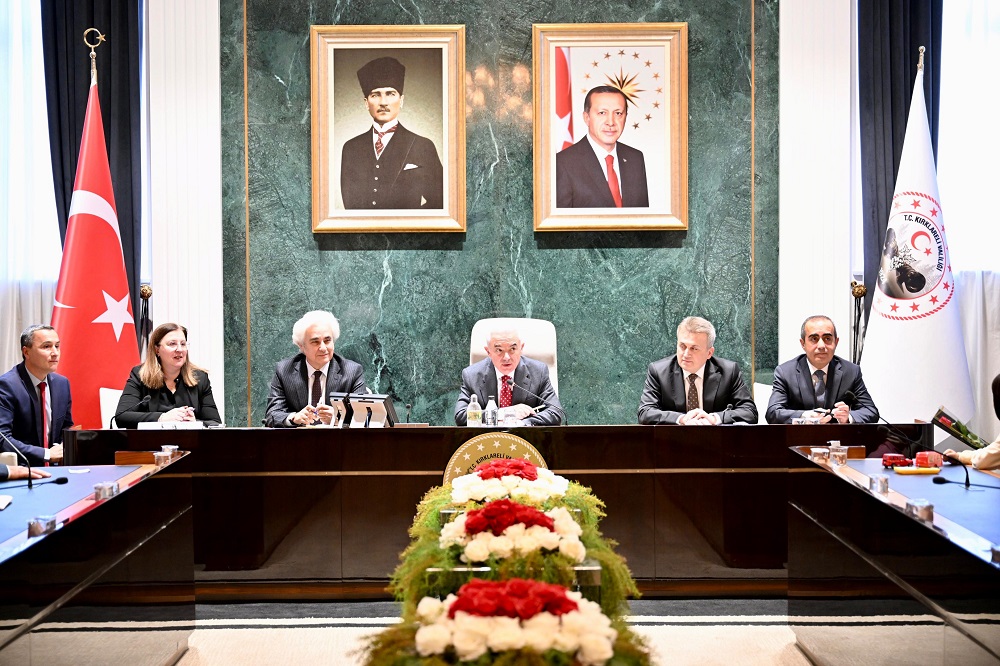 Vali Turan, kendisinden randevu talebinde bulunan kıymetli hemşehrilerimizi Valilik Makamında kabul etti…