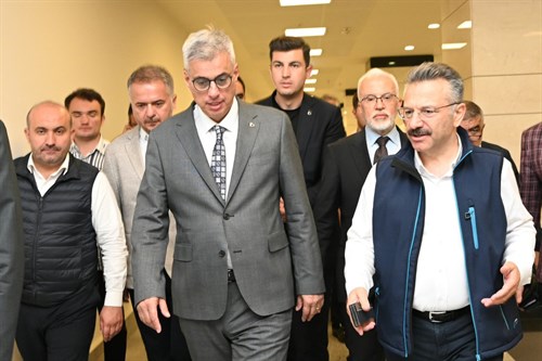 Valimiz Sayın Hüseyin Aksoy, Sağlık Bakanımız Prof. Dr. Sayın Kemal Memişoğlu'nu Şehir Hastanesi'nde karşıladı.