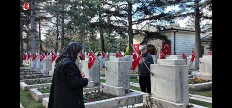 Şehitlerimiz Hava Şehitliği'nde kabirleri başında anıldı.