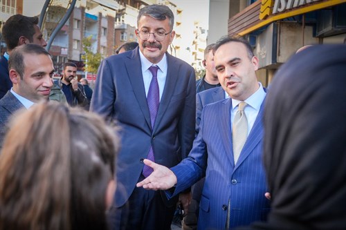 Sanayi ve Teknoloji Bakanı Mehmet Fatih Kacır, Hakkâri’de Esnaf ve Vatandaşları Ziyaret Etti
