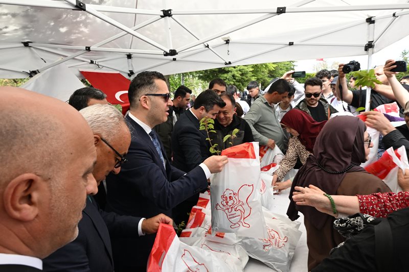 Yunus Emre Kültür ve Sanat Haftası Etkinlikleri kapsamında düzenlenen anma programı sonrası vatandaşlarımıza fidan ve Yunus Aşı ikramında bulunuldu.