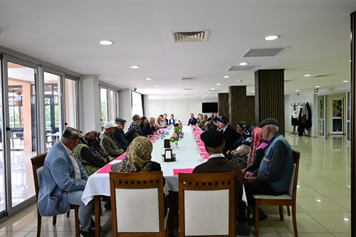 Vali Turan, "Bir Yastıkta Yarım Asır" projesi kapsamında evliliklerinde yarım asrı geride bırakan ailelerimiz ile bir araya geldi…