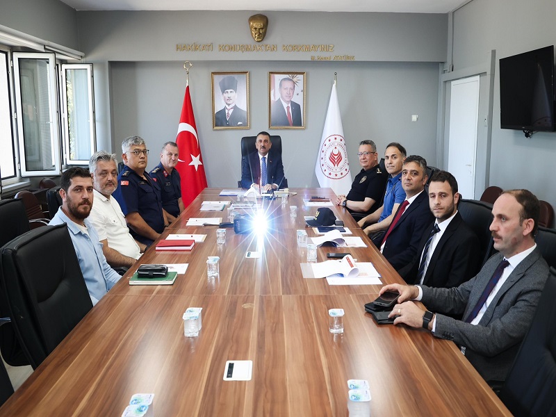 Vali Osman Hacıbektaşoğlu Başkanlığında Aranan Şahısların Yakalanmasına Yönelik Değerlendirme Toplantısı Gerçekleştirildi