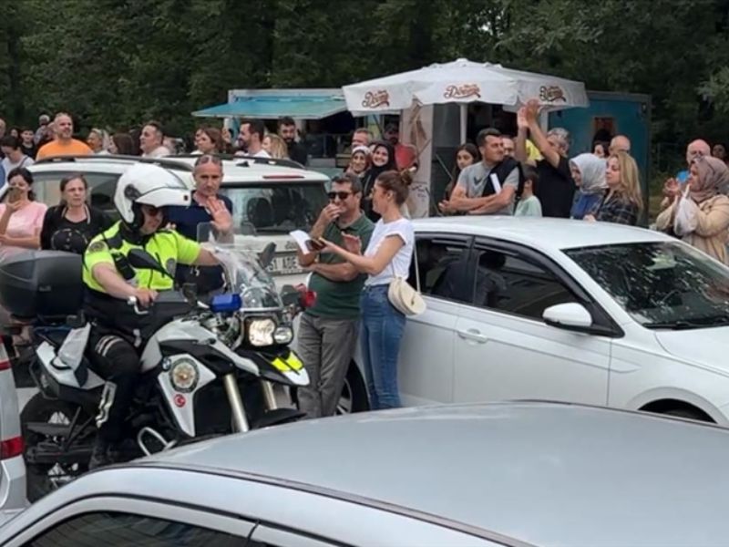 Samsun'da Üniversite Adaylarını YKS'ye Yetiştiren Trafik Polisleri Alkışlandı