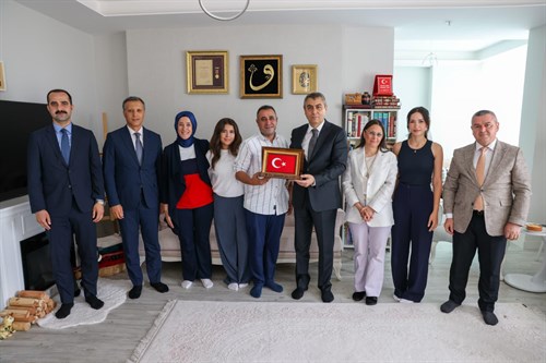 VALİMİZ SAYIN ATİLLA TOROS VE EŞİ DUDU İREM TOROS HANIMEFENDİ, GAZİ OLAN NECMEDDİN KESKİN VE AİLESİNİ, YENİŞEHİR İLÇESİNDEKİ EVLERİNDE ZİYARET ETTİ