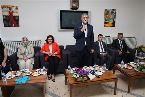 Valimiz Sayın Mustafa Yavuz ve Eşi Süreyya Yavuz Hanımefendi Kurban Bayramında Huzurevinde Büyüklerimizle Bir Araya Geldi.