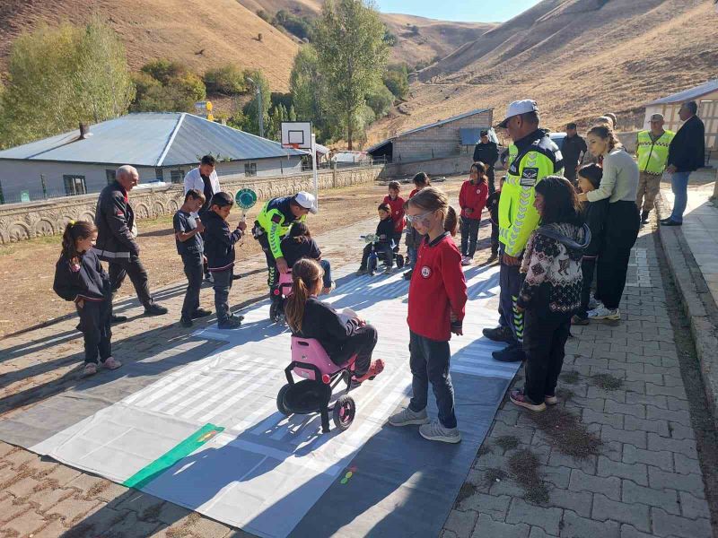 Muş’ta Jandarma Ekiplerinden Öğrencilere Trafik Eğitimi Verildi