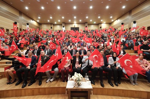 VALİ TÜLAY BAYDAR BİLGİHAN CUMHURİYETİMİZİN 102. YILI DOLAYISIYLA BURDUR KÜLTÜR MERKEZİ’NDE DÜZENLENEN CUMHURİYET BAYRAMI KONSERİNE KATILDI