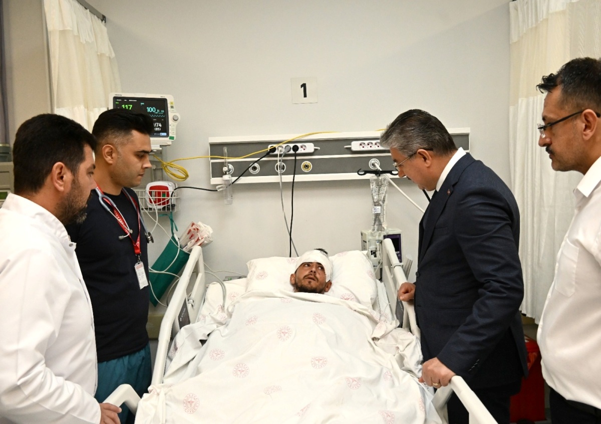 Vali Yılmaz, İtfaiye Arazöz Yangın Aracının Devrilmesi Sonucu Yaralanan Orman İşçilerimizi Tedavi Gördükleri Hastanede Ziyaret Etti