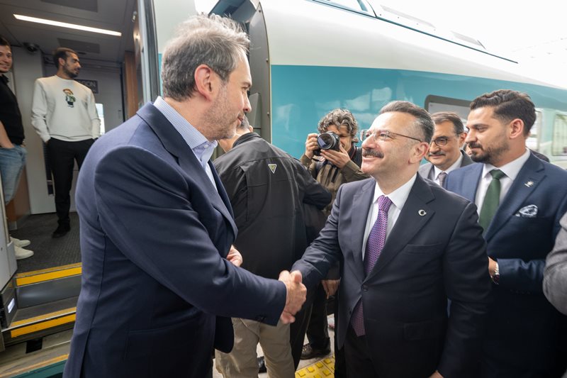 Valimiz Sayın Hüseyin Aksoy, Enerji ve Tabii Kaynaklar Bakanı Sayın Alparslan Bayraktar'ı Eskişehir Tren Garı'nda karşıladı.