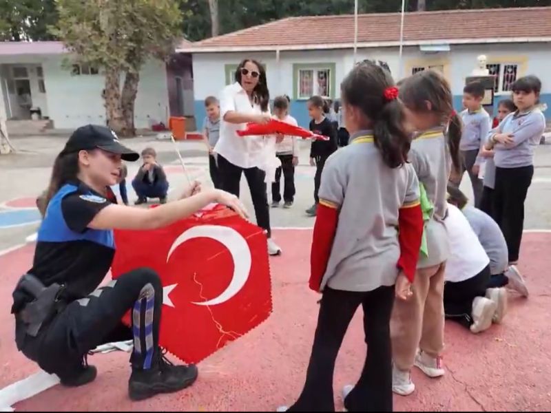 Antalya Emniyet Ekipleri “Geleceğimizi Yazan Genç Yürekler” Projesi Çerçevesinde Çocuklara Uçurtma Şenliği Düzenlendi