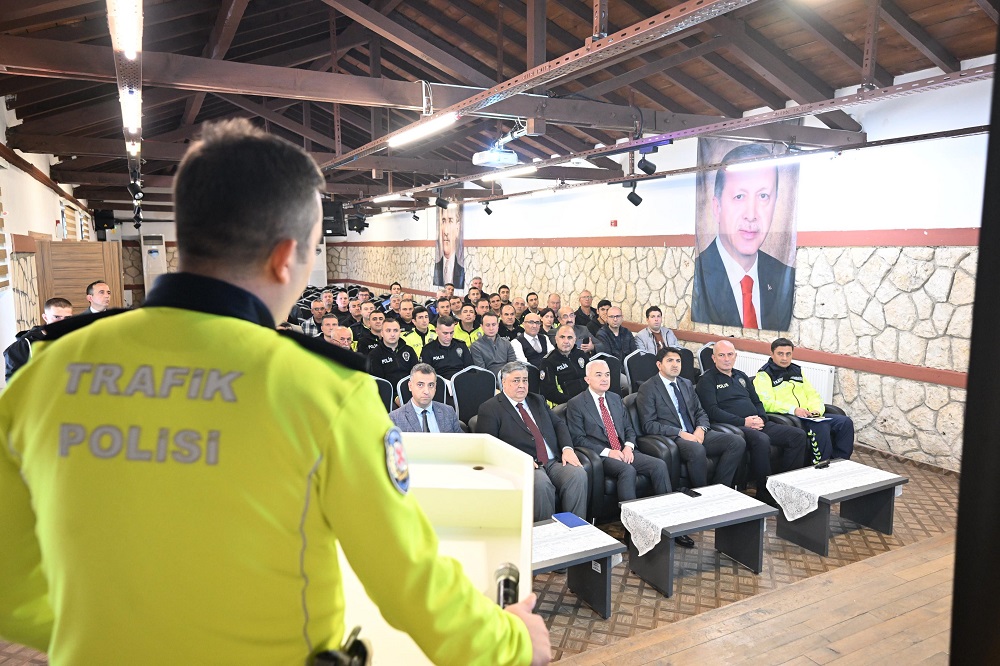 Vali Turan, “Karayollarındaki Hız Sınırlama Uygulamalarında Yeknesaklık” konulu bilgilendirme sunumuna katıldı…
