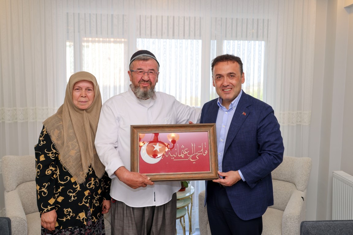VALİMİZ SAYIN FAİK OKTAY SÖZER, SÖĞÜT’TE İKAMET EDEN GAZİ MEHMET ÖZKAN’I EVİNDE ZİYARET ETTİ.