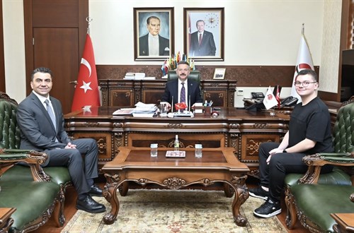 Karabük İl Emniyet Müdür Yardımcısı Erdem Kadıoğlu ve oğlu Eren Sinan Kadıoğlu Valimiz Sayın Hüseyin Aksoy’u ziyaret etti.
