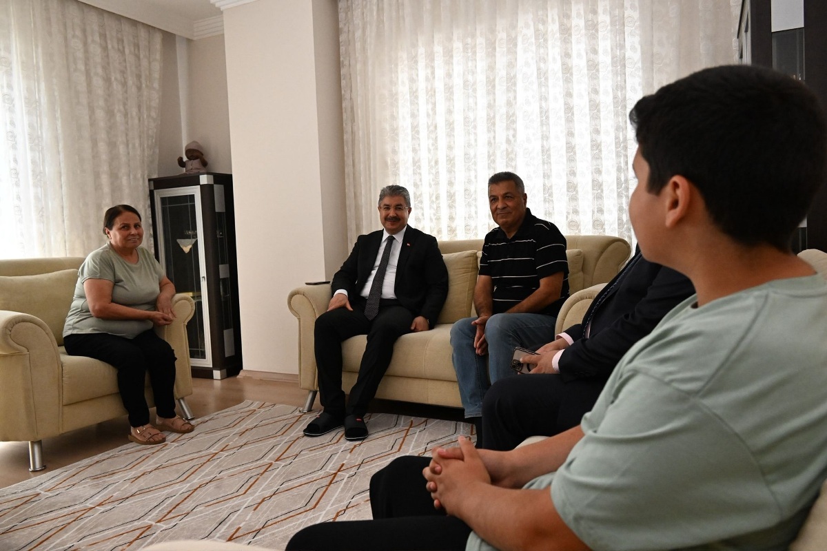 Vali Dr. Erdinç Yılmaz’dan Koruyucu Aileye Bayram Ziyareti