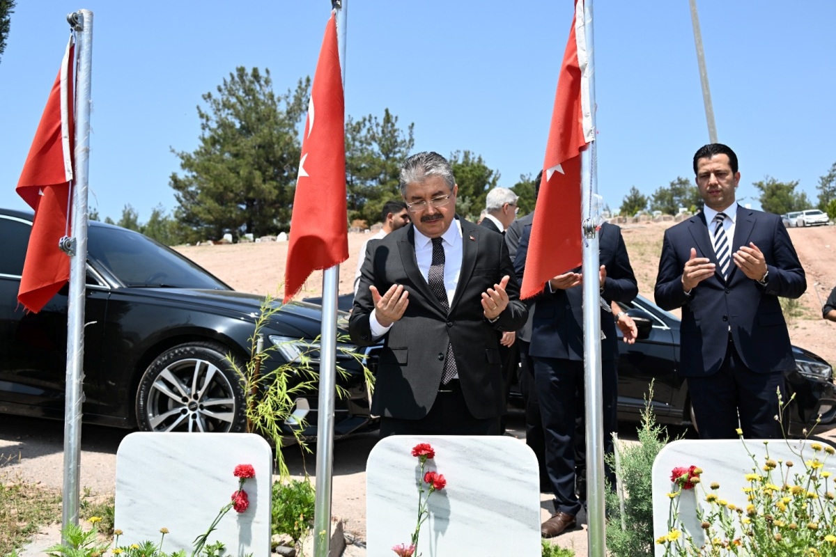 Vali Dr. Erdinç Yılmaz ve Protokol Mensupları, Şehitliği ve Depremde Vefat Eden Vatandaşlarımızın Mezarlarını Ziyaret Ettiler