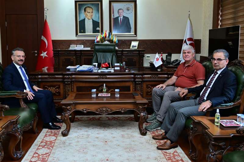 Danıştay Üyesi Emin Sınmaz ve Cumhuriyet Başsavcı Vekili Mehmet Özel Valimiz Sayın Hüseyin Aksoy’u ziyaret etti.