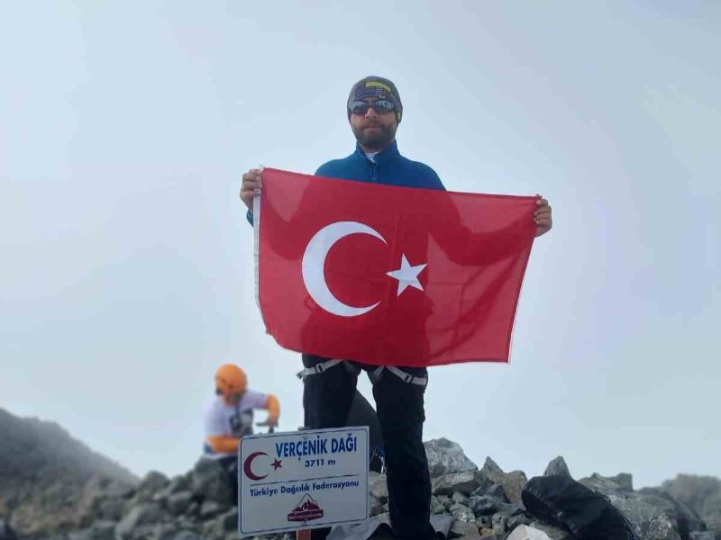 Eskişehir AFAD Personeli Verçenik Dağı Zirvesine Ulaştı