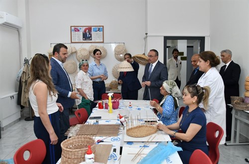 Vali Soytürk Aydoğdu Mahallesi Kadın ve Gençlik Merkezini Ziyaret Etti