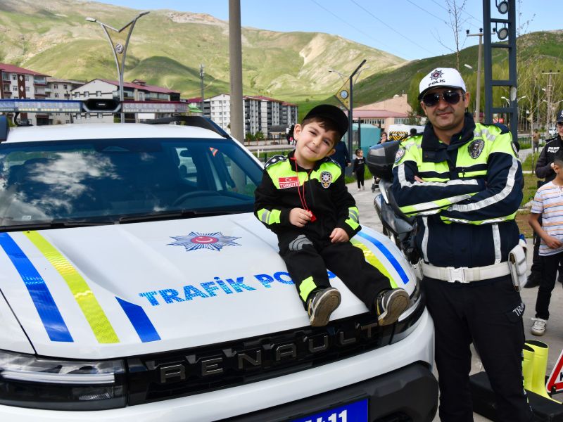 Bitlis Emniyeti Trafik Haftasında Öğrenciler ve Vatandaşlarla Bir Araya Geldi