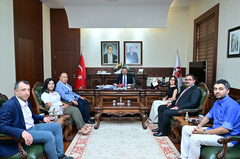 ESYURTDER Başkanı Dr. Mevlüt Yılmaz ve beraberindeki yönetim kurulu üyeleri Valimiz Sayın Hüseyin Aksoy’u ziyaret etti.
