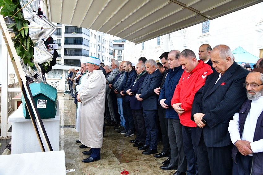 Vali Aziz Yıldırım Başbakanlık E. Müşaviri ve Araklı İmam Hatip Lisesinin Önceki Dönem Müdürlerinden Hasan Karabela’nın CEnaze Namazına Katıldı
