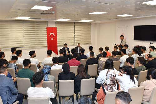 Vali Şıldak Üniversite Öğrencilerini Dinledi