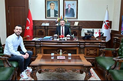 Şehit Devlet Memuru Tayfur Sait Kınık'ın Oğlu Ömer Semih Kınık, Valimiz Sayın Hüseyin Aksoy'u ziyaret etti.